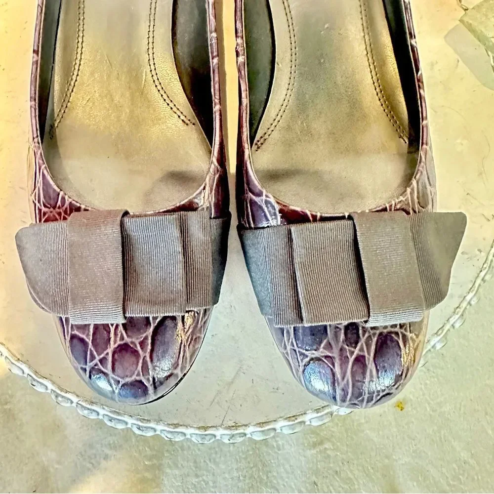 Ellen Tracy Women's Burgundy Croc Embossed Bow Wedge Pumps Size 8 EUC